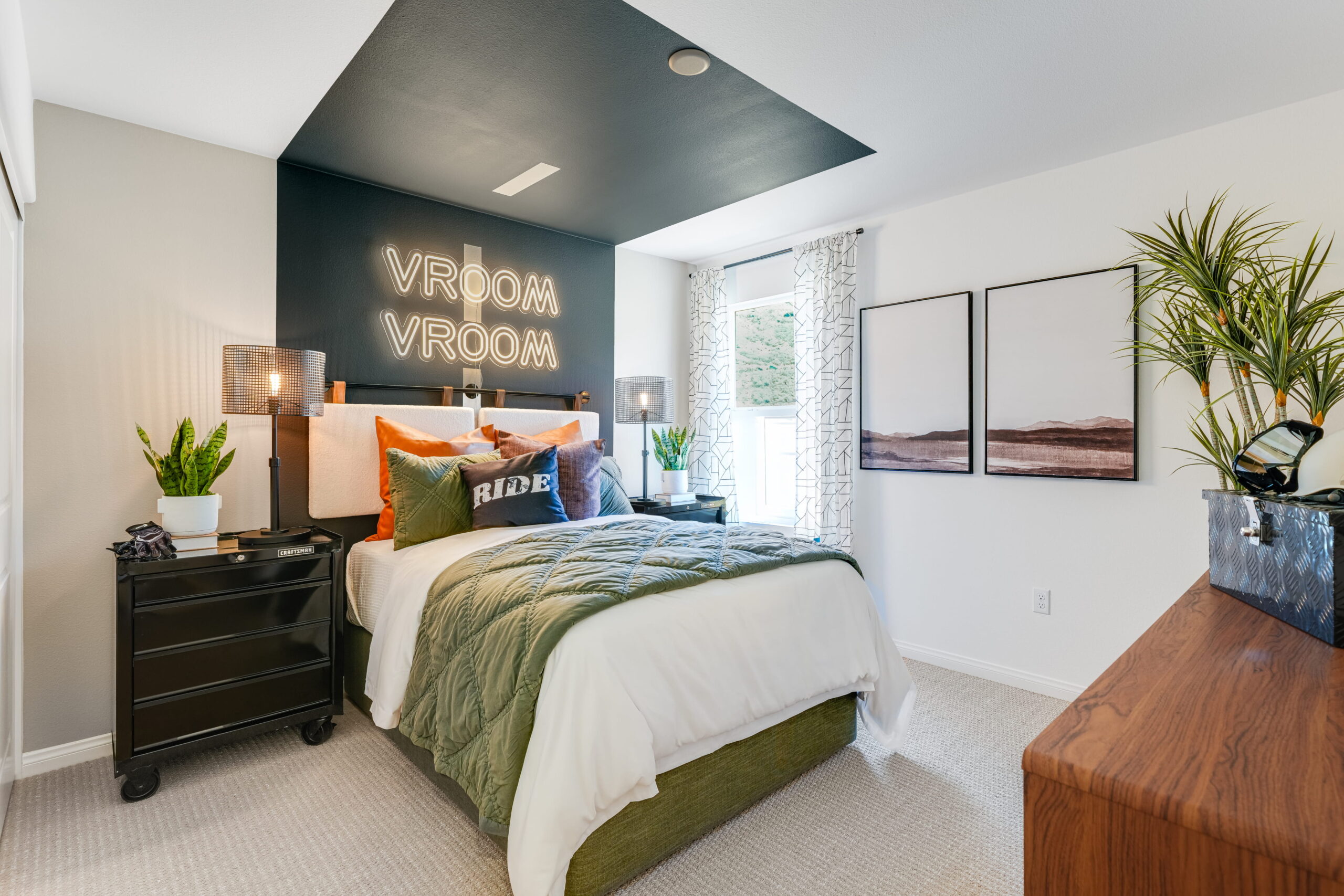 inl_overlook_emeraldridge_pic_res4_bed5_1of2_f2-1-scaled-1 Overlook at Emerald Ridge bedroom