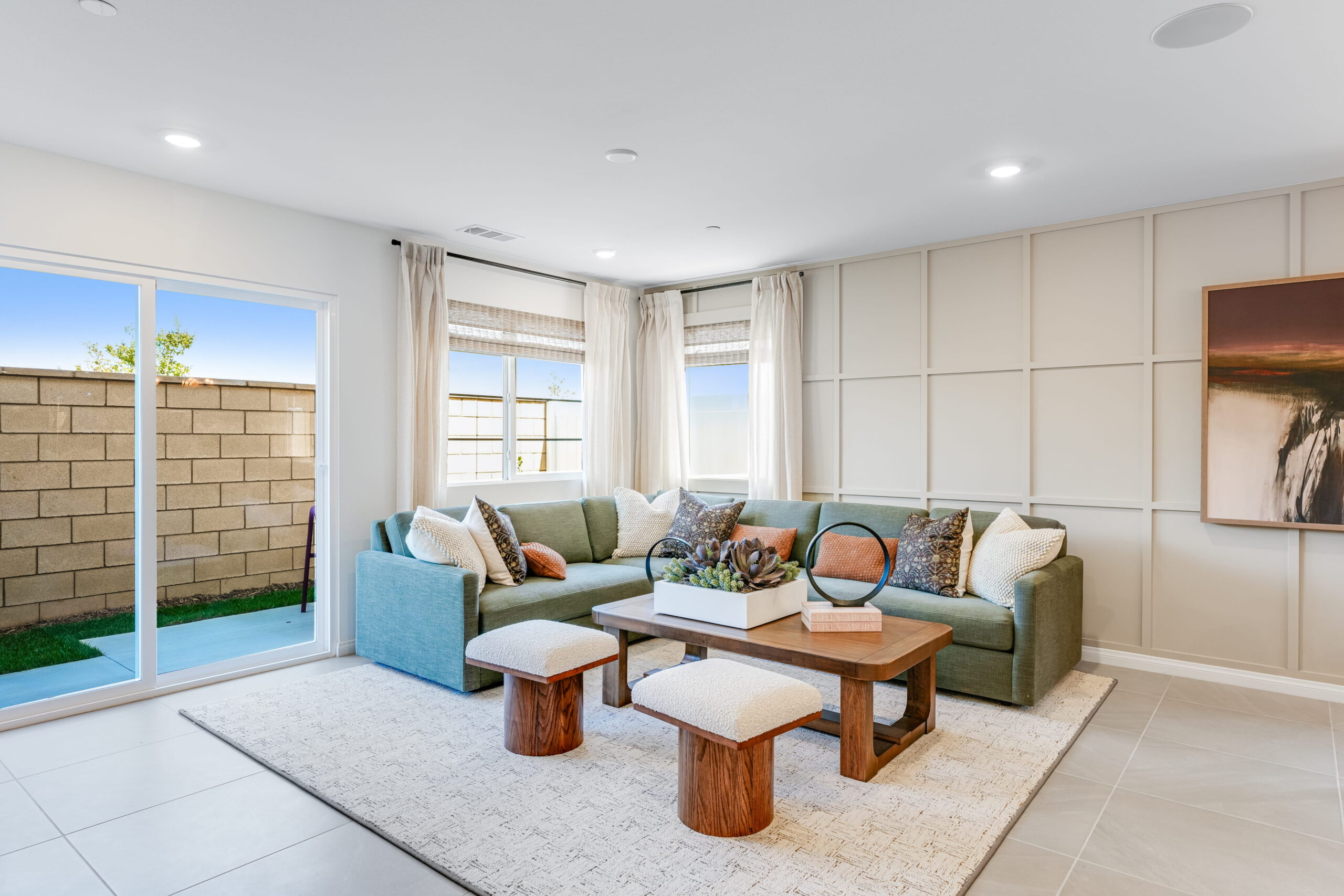 inl_overlook_emeraldridge_pic_res4_great_2of2_f1-1-scaled-1 Overlook at Emerald Ridge living area