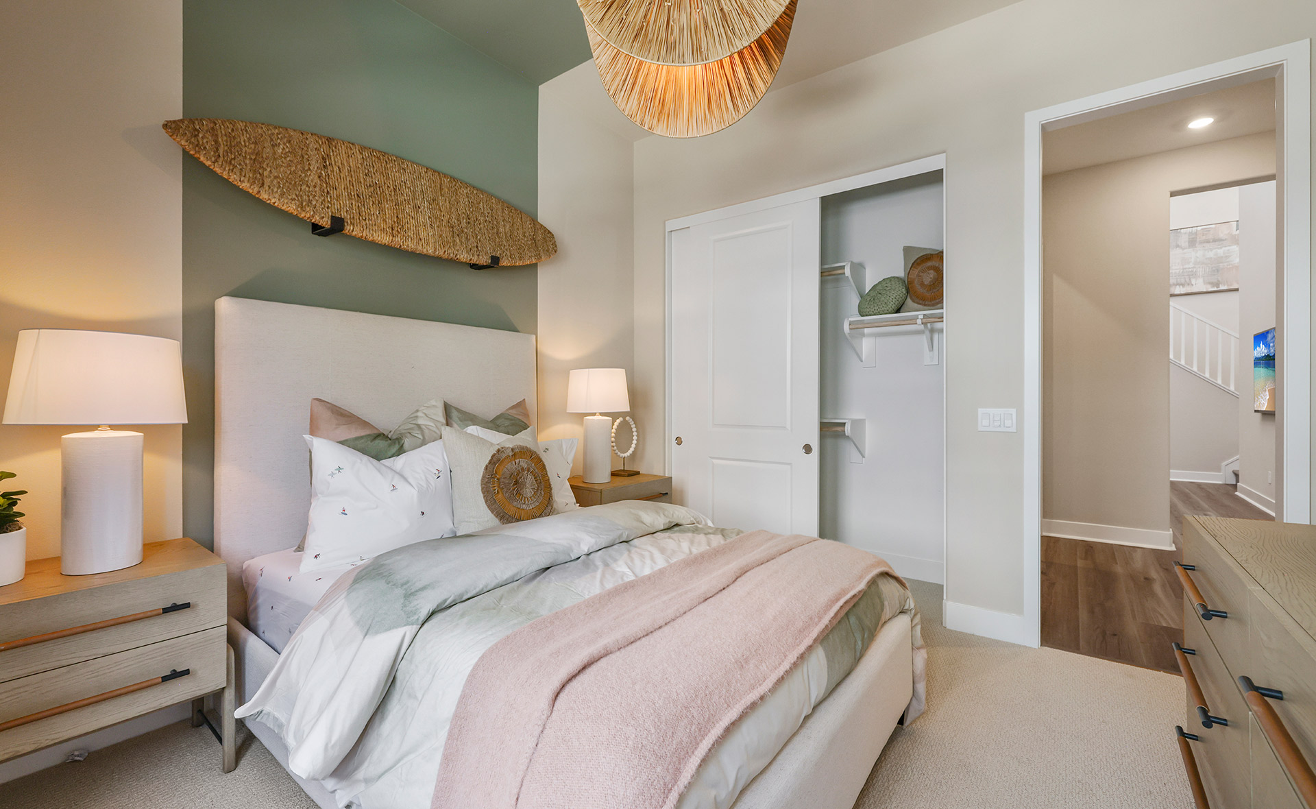 och_ridgeview_metroheights_pic_res2a_bed2_3of3_f2 Ridgeview Metro Heights secondary room