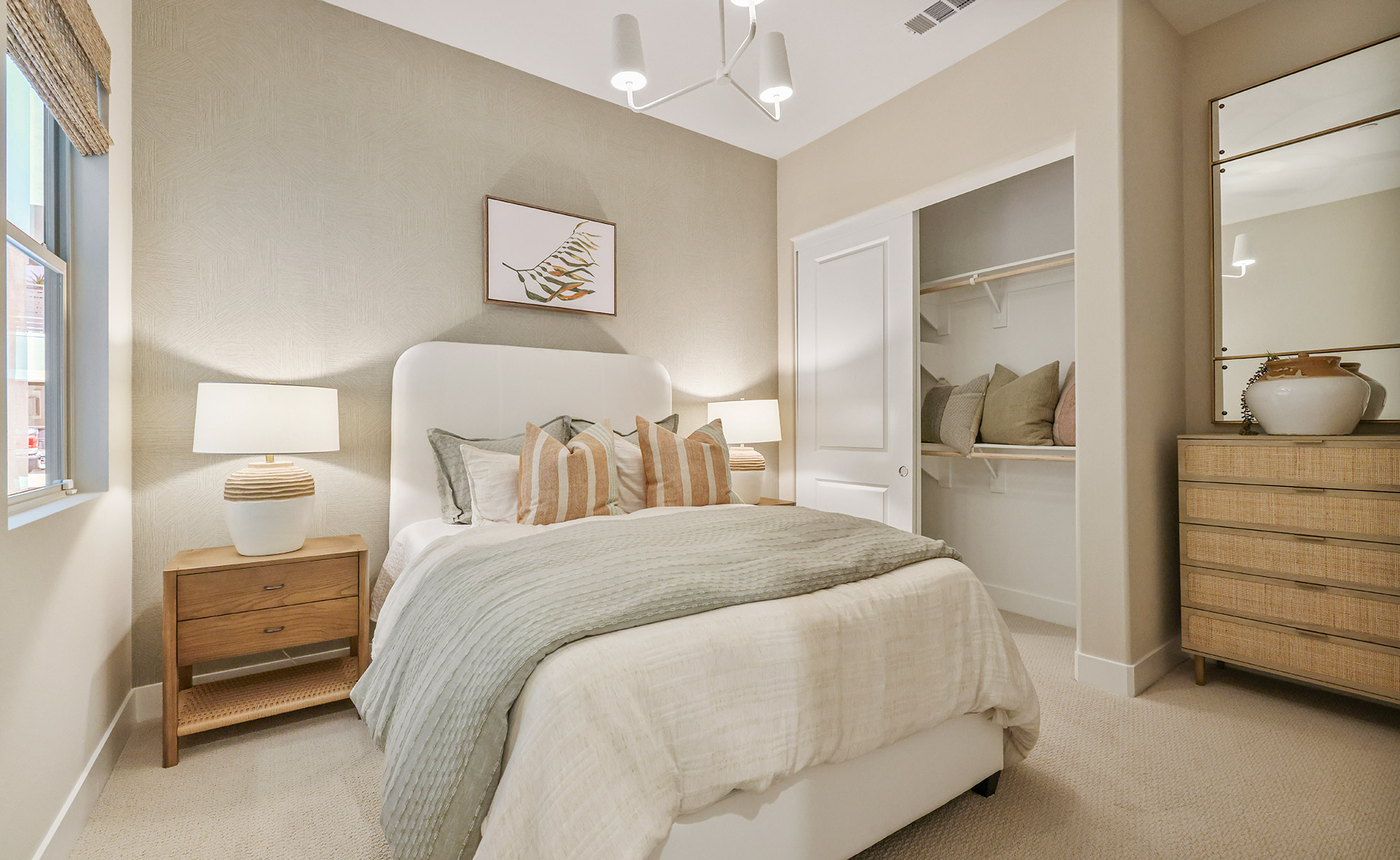 och_ridgeview_metroheights_pic_res2a_bed3_1of3_f2 Ridgeview Metro Heights secondary room