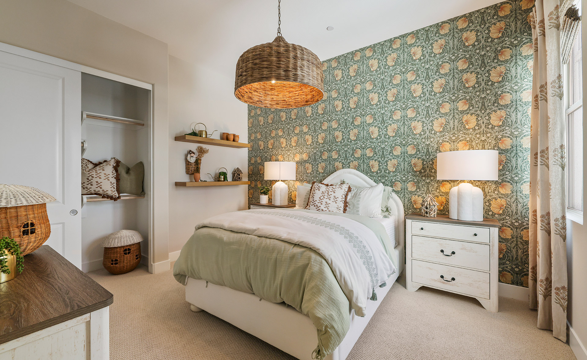 och_ridgeview_metroheights_pic_res2a_bed4_5of5_f1 Ridgeview Metro Heights bedroom