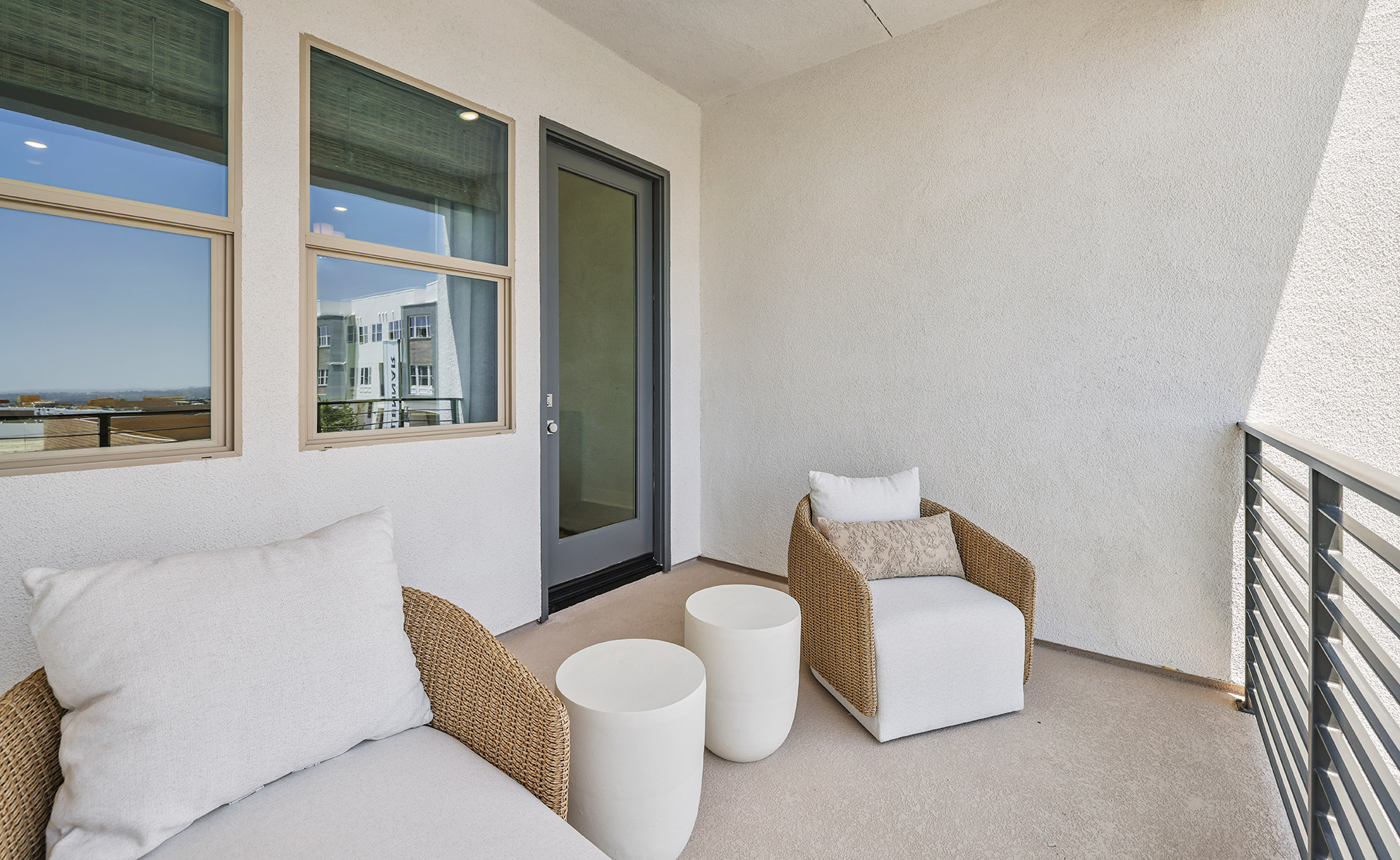 och_ridgeview_metroheights_pic_res2a_deck_2of2_f2 Ridgeview Metro Heights outdoor patio