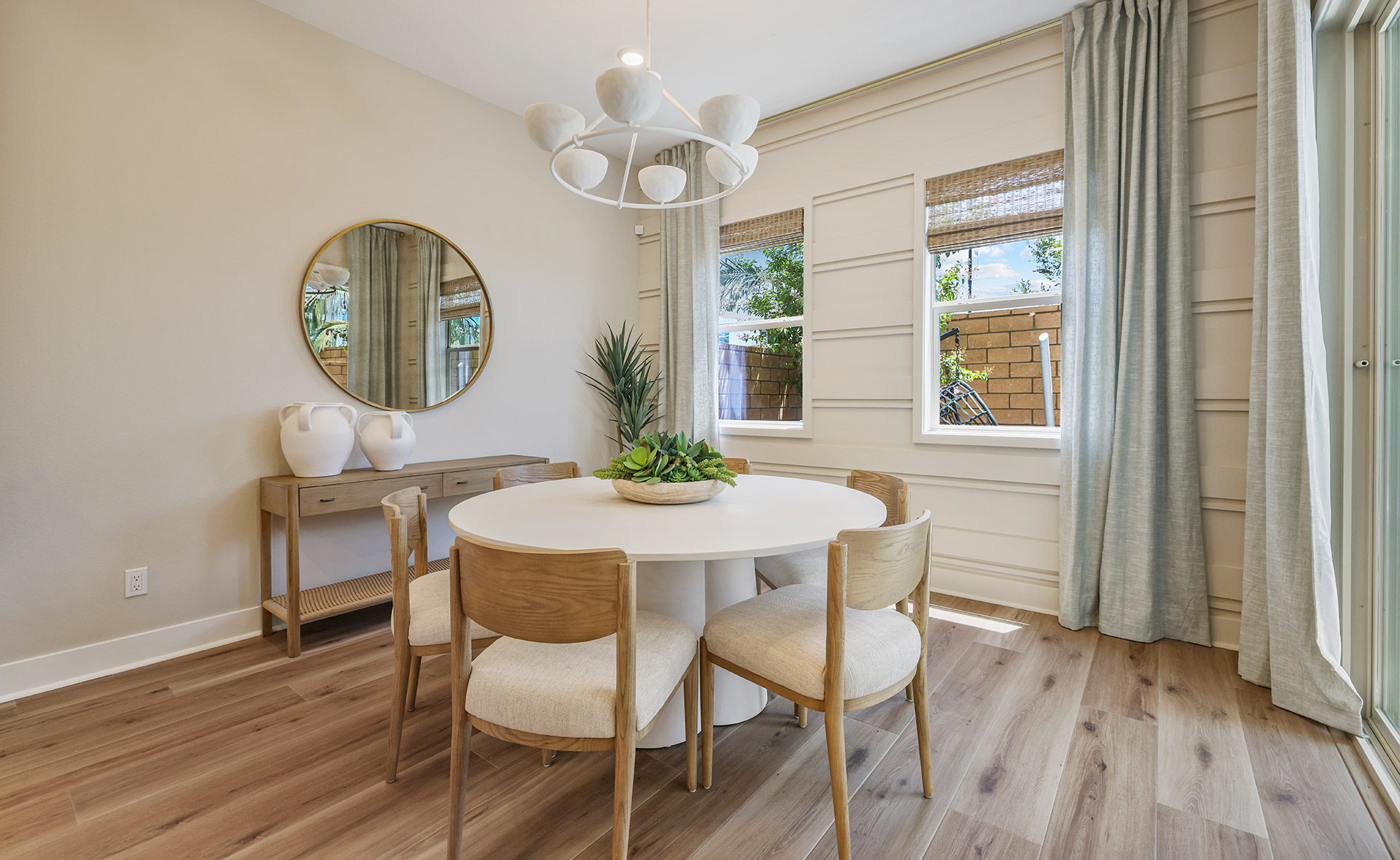 och_ridgeview_metroheights_pic_res2a_dining_2of4_f1 Ridgeview Metro Heights Dining