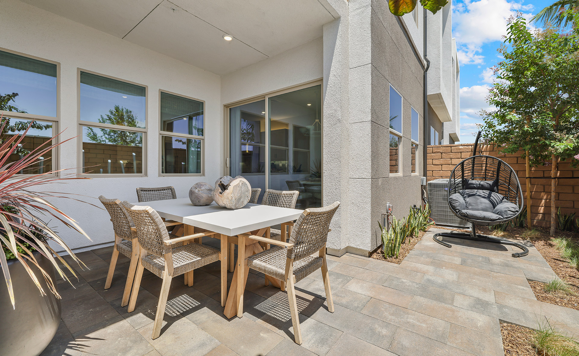 och_ridgeview_metroheights_pic_res2a_outdoor_2of3_f1 Ridgeview Metro Heights outdoor room