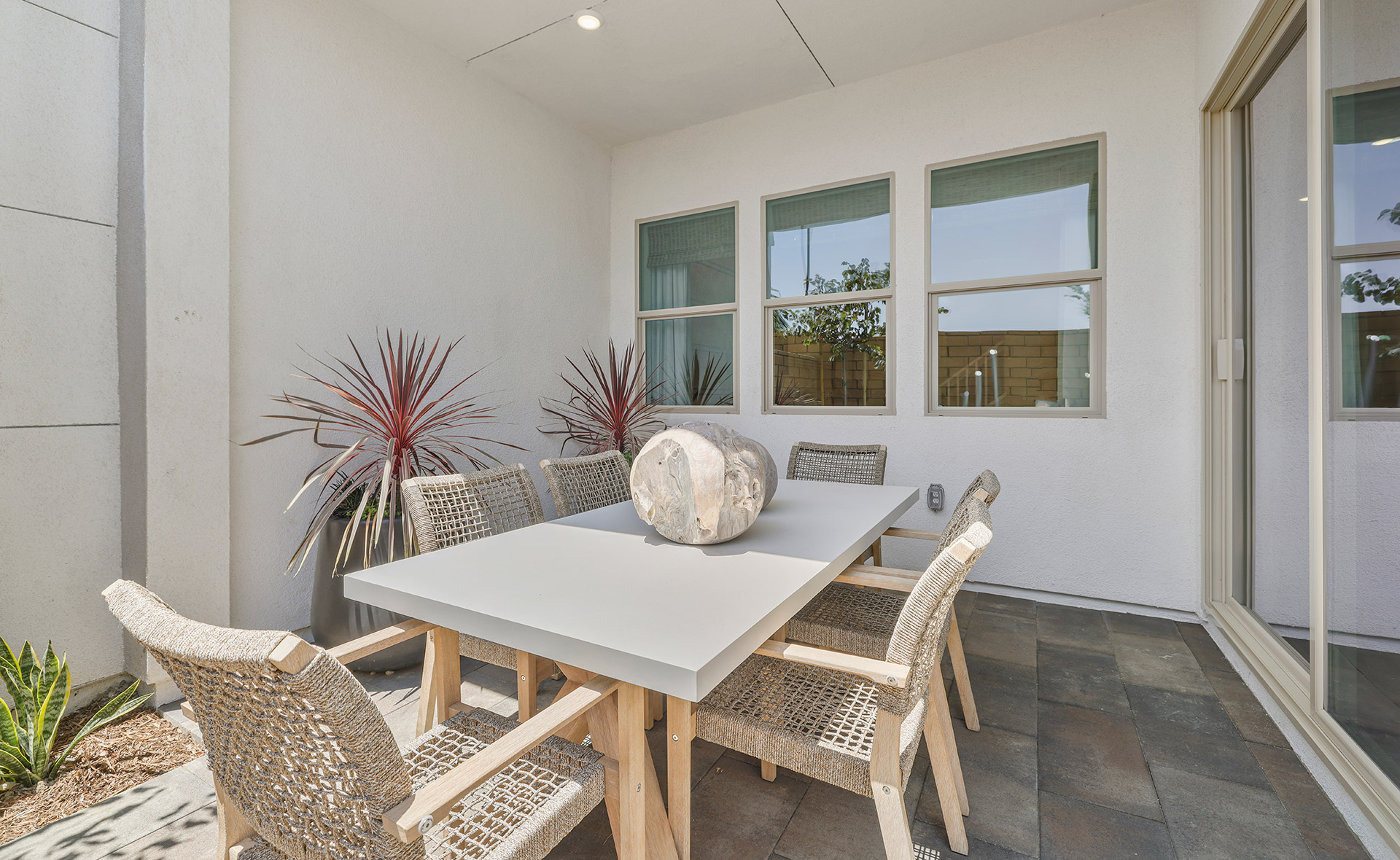 och_ridgeview_metroheights_pic_res2a_outdoor_3of3_f1 Ridgeview Metro Heights outdoor room