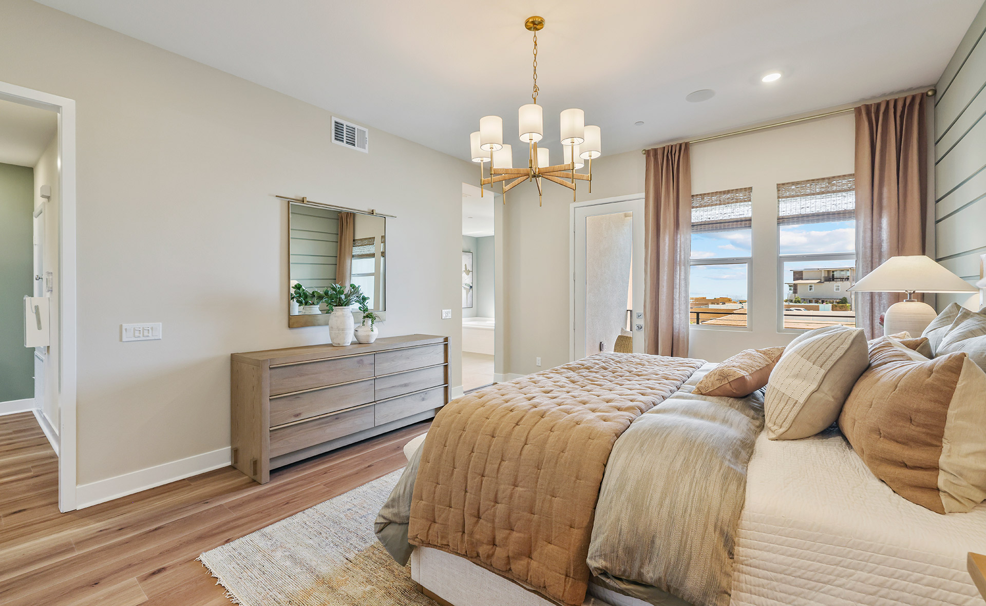 och_ridgeview_metroheights_pic_res2a_owners_1of4_f2 Ridgeview Metro Heights owner's suite