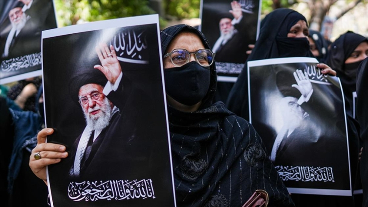 Ayetullah Ali Hamaney'in öldürülmesinin ardından 40 günlük yas ilan edildi. İddialara ygöre yeni dini lider bu yaın ardından ilan edilecek.