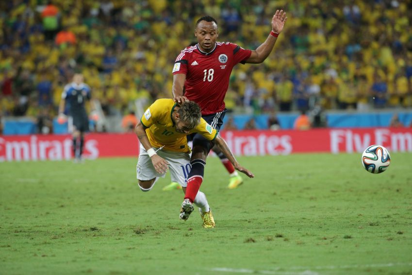 Neymar sofre falta de Zuñiga, da Colômbia, em partida das quartas de final da Copa do Mundo de 2014 • NILTON FUKUDA/ESTADÃO CONTEÚDO/AE