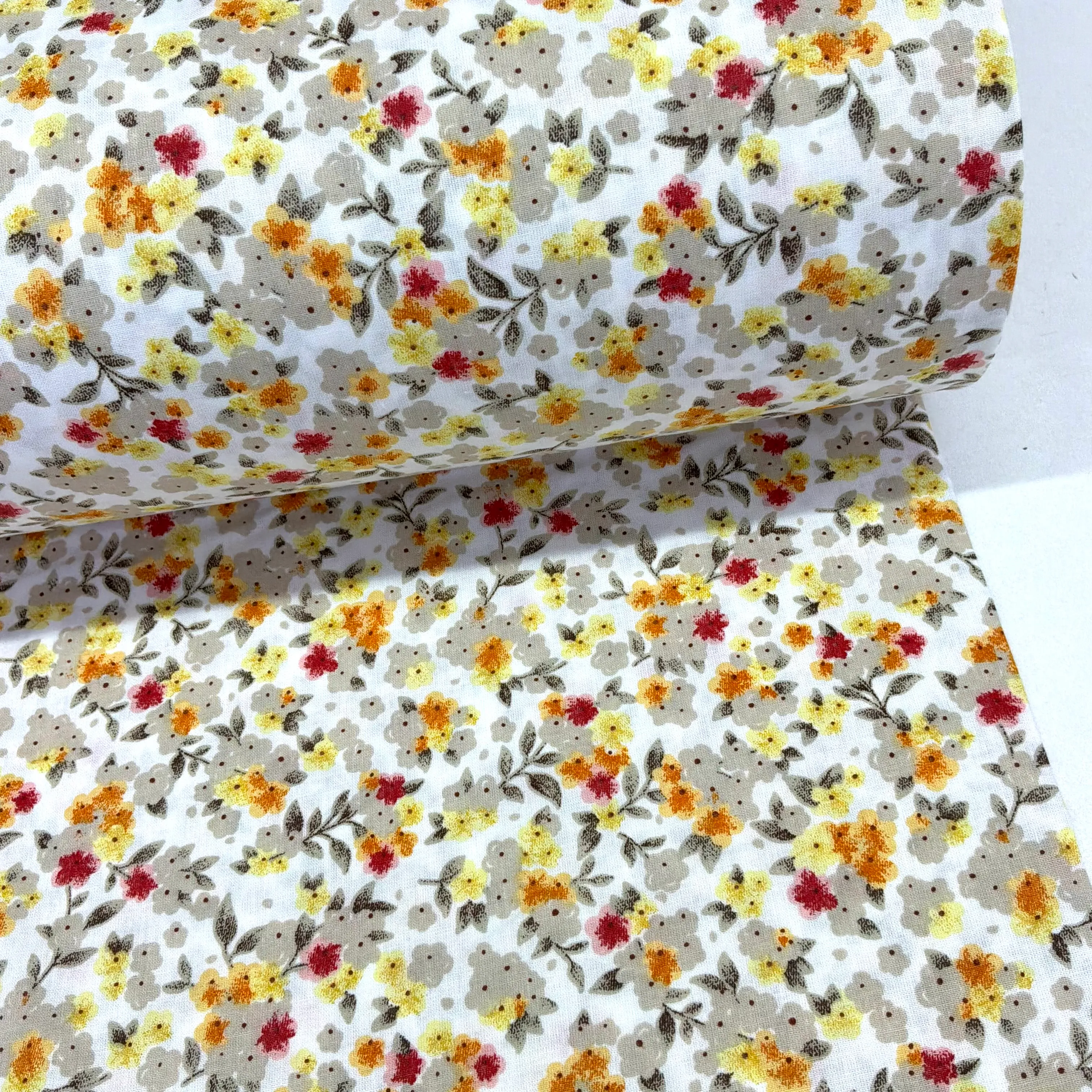 img-3414 Beyaza Bej Pastel Çiçekler Poplin Kumaş